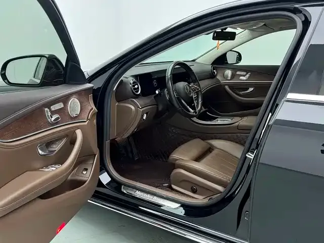 Mercedes-Benz E-Class — Фото автомобиля 12