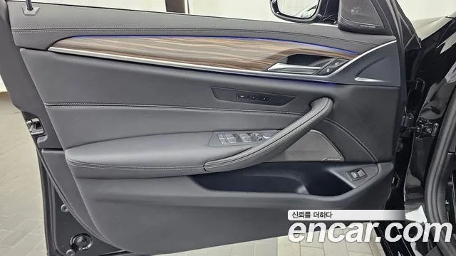 BMW 5 Series G30 — Фото автомобиля 13