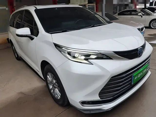 Toyota Sienna — Фото автомобиля 3