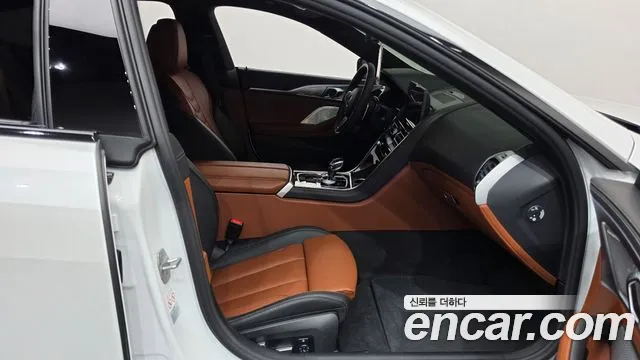 BMW 8 Series G15 — Фото автомобиля 16
