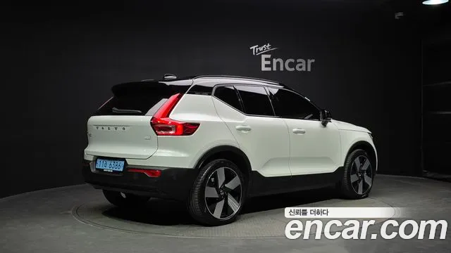 Вольво XC40 — Фото автомобиля 2
