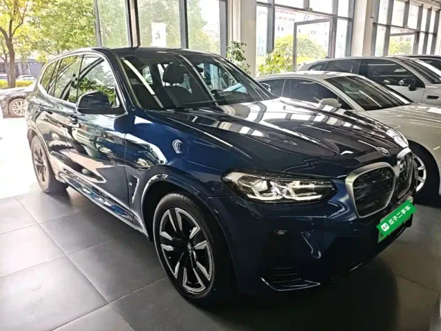 BMW iX3 — Фото автомобиля 3