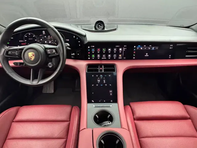 Porsche Taycan — Фото автомобиля 10
