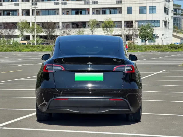Tesla Model Y — Фото автомобиля 11