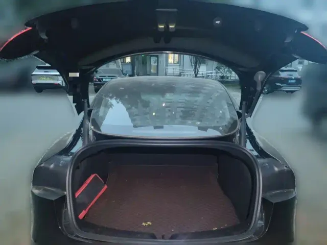 Tesla Model 3 — Фото автомобиля 20
