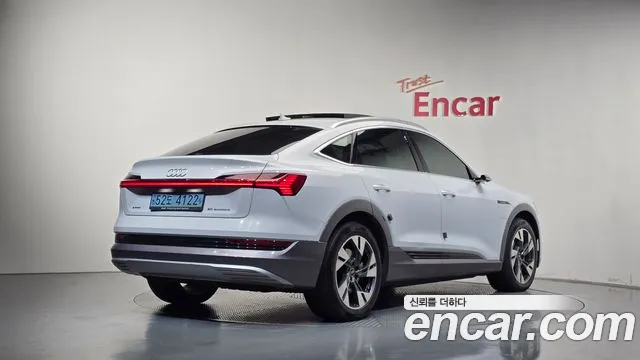 Audi e-tron — Фото автомобиля 2