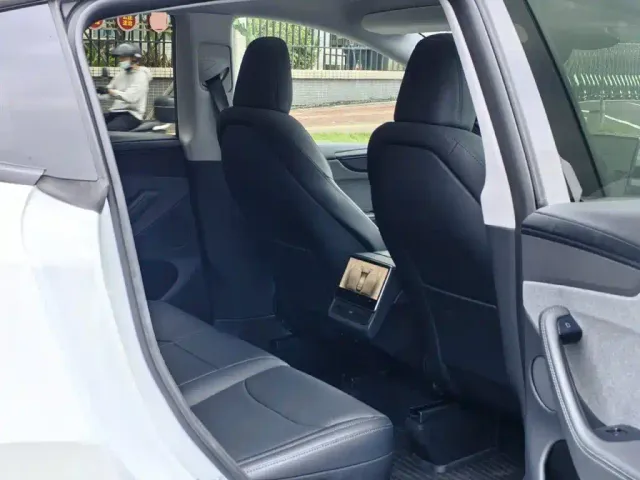 Tesla Model Y — Фото автомобиля 8
