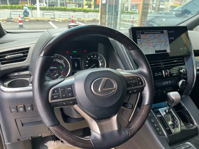 Lexus LM — Фото автомобиля 4