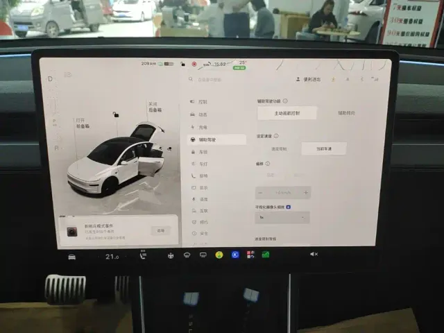 Tesla Model Y — Фото автомобиля 12