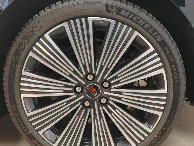 Hongqi H9 — Фото автомобиля 12