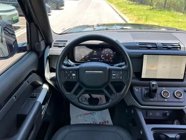 Land Rover Defender — Фото автомобиля 12
