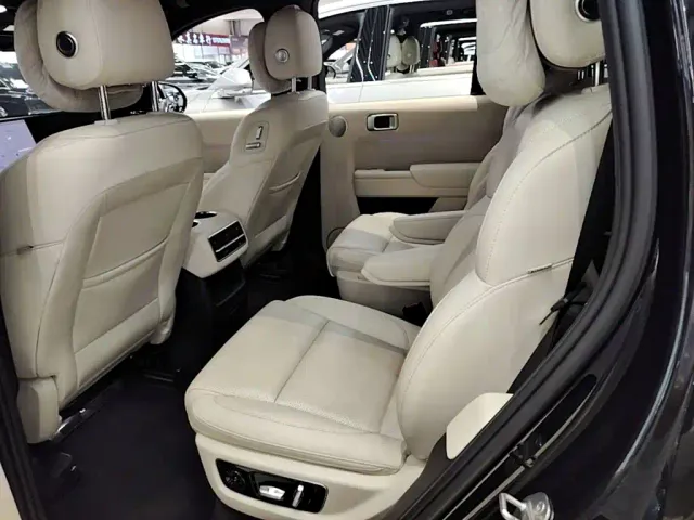 Li Auto L8 — Фото автомобиля 16