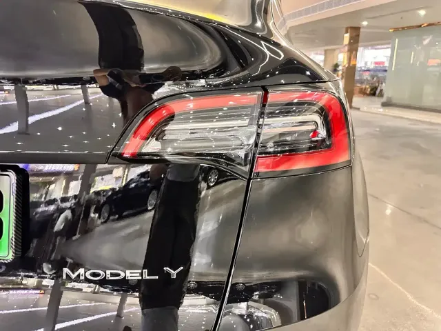Tesla Model Y — Фото автомобиля 18