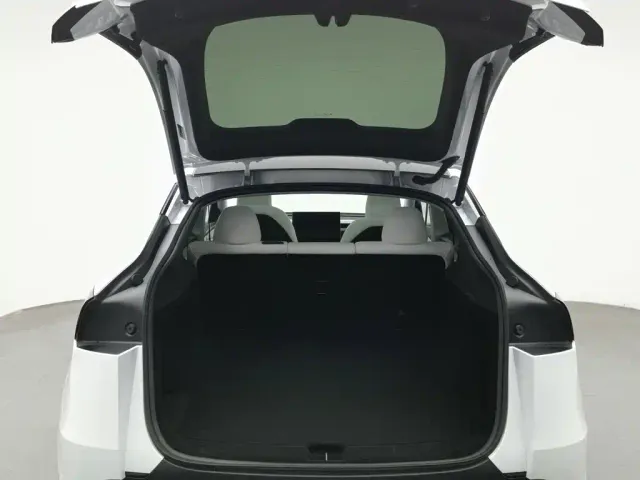 Tesla Model Y — Фото автомобиля 16