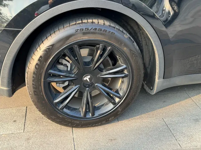 Tesla Model Y — Фото автомобиля 12