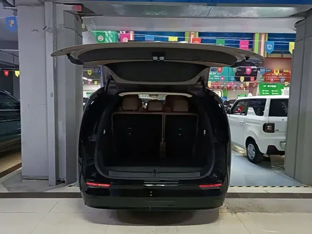 Li Auto MEGA — Фото автомобиля 18
