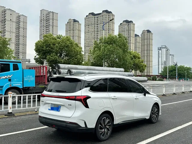 Forthing Yacht — Фото автомобиля 16