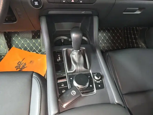 Mazda Axela — Фото автомобиля 9