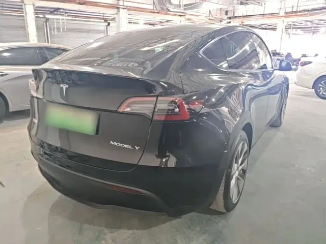 Tesla Model Y — Фото автомобиля 6