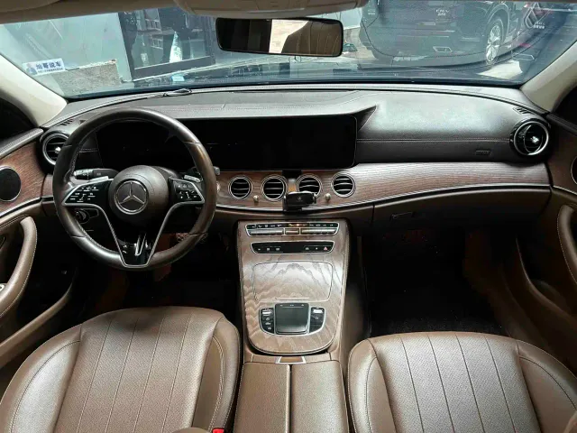 Mercedes-Benz E-Class — Фото автомобиля 12