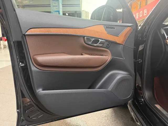 Volvo XC90 — Фото автомобиля 7