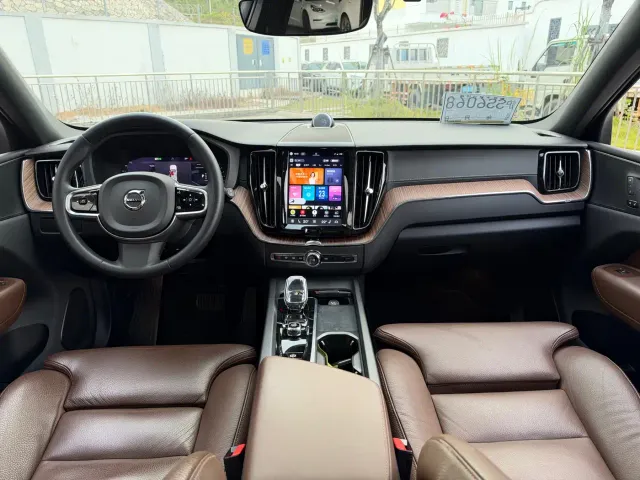 Volvo XC60 — Фото автомобиля 12
