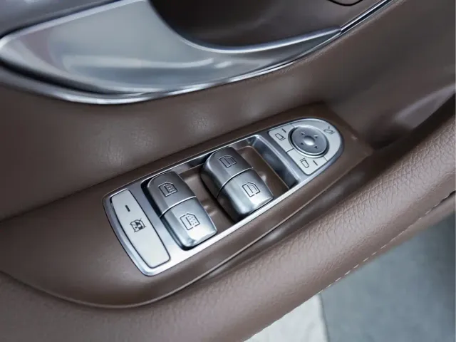 Mercedes-Benz E-Class — Фото автомобиля 12