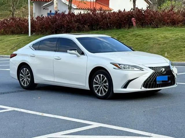 Lexus ES — Фото автомобиля 3