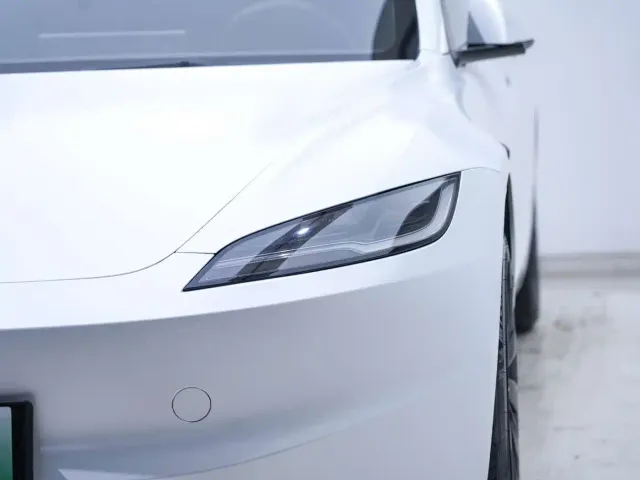Tesla Model 3 — Фото автомобиля 8