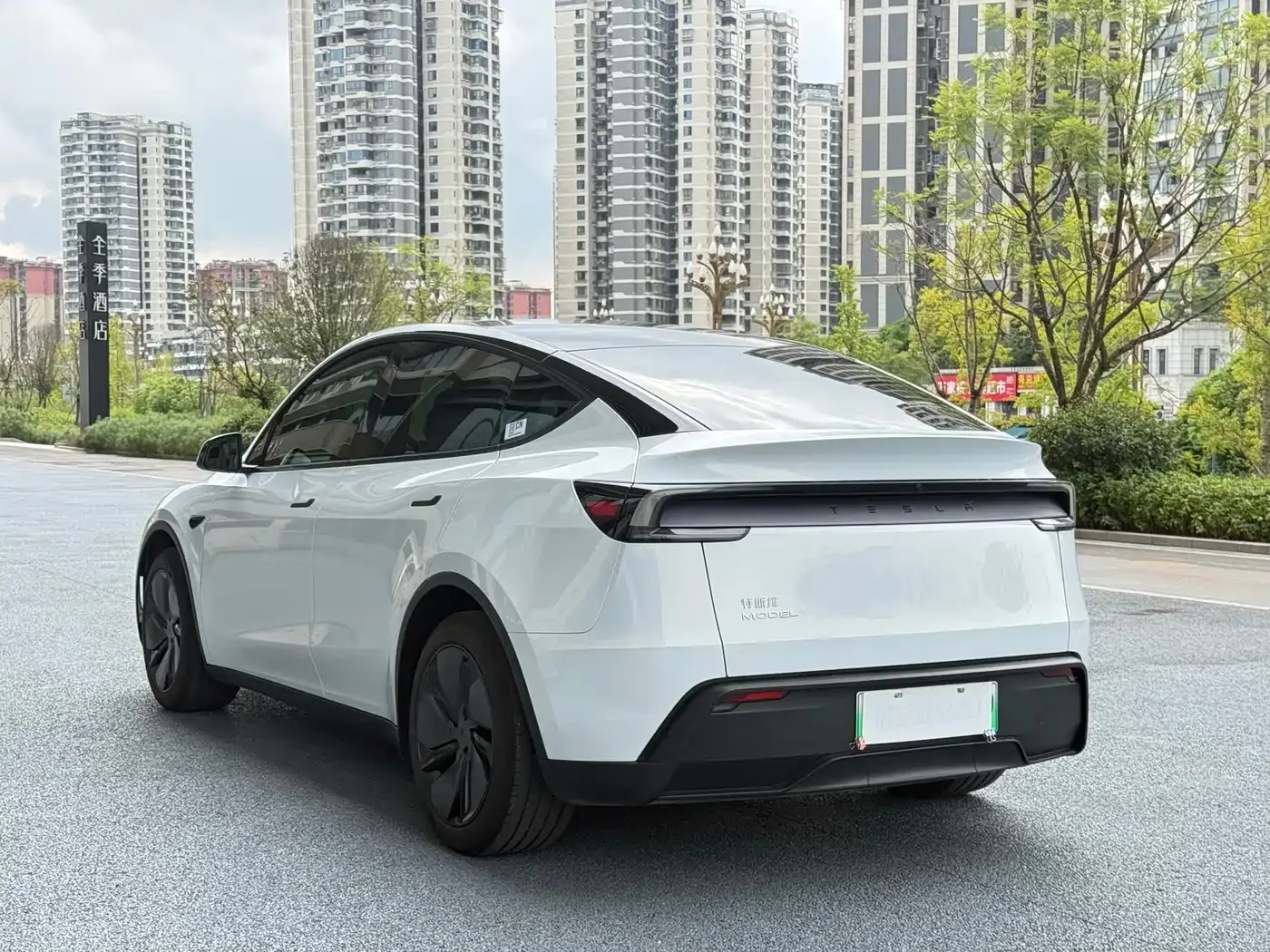 Tesla Model Y 2025 Rear-Wheel Drive — Фото автомобиля 10