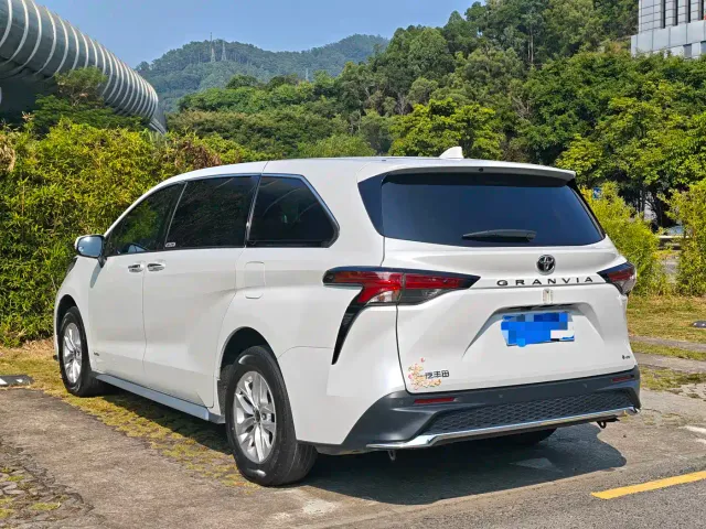 Toyota Granvia — Фото автомобиля 3