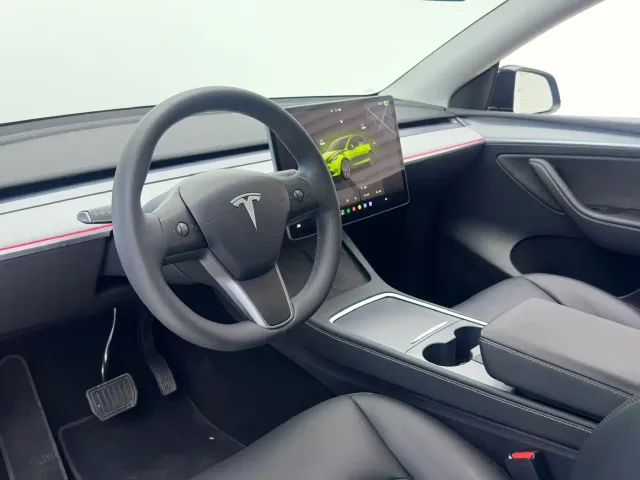 Tesla Model Y — Фото автомобиля 12