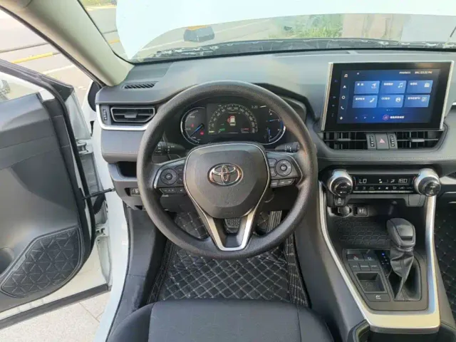Toyota RAV4 — Фото автомобиля 10