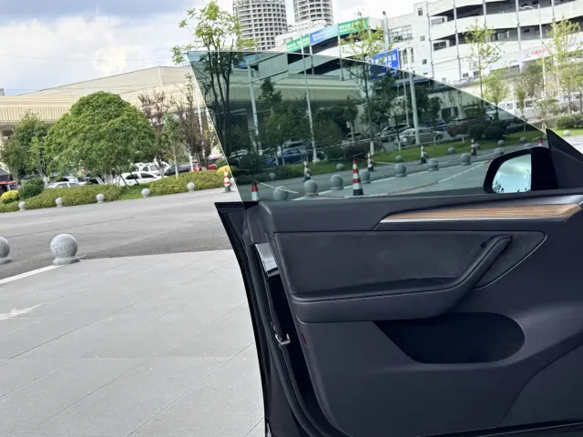 Tesla Model Y — Фото автомобиля 20