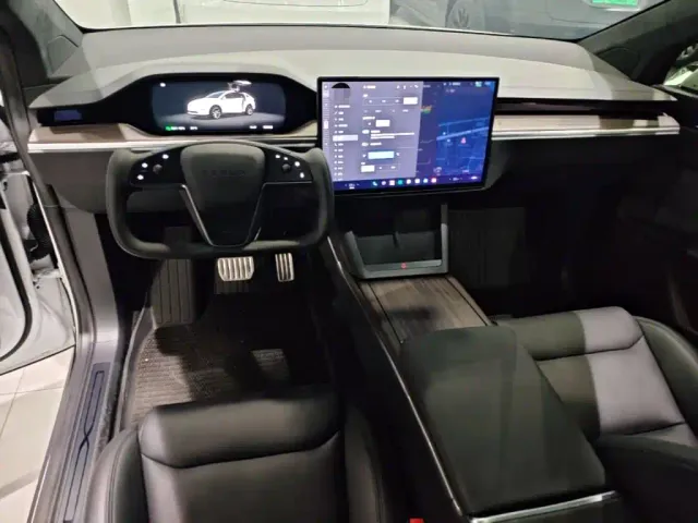 Tesla Model X — Фото автомобиля 9