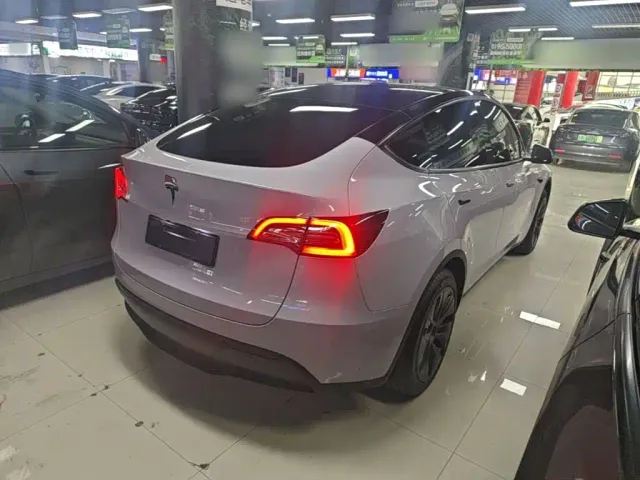 Tesla Model Y — Фото автомобиля 6