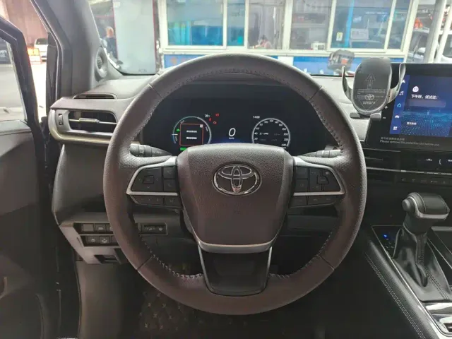 Toyota Sienna — Фото автомобиля 10