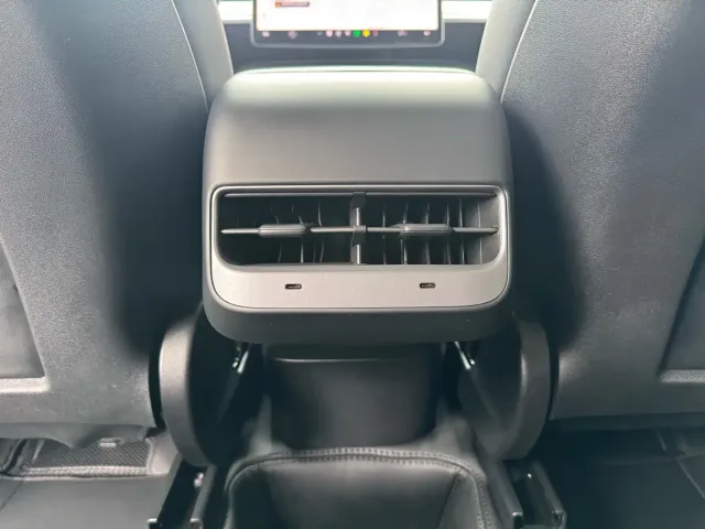 Tesla Model Y — Фото автомобиля 11