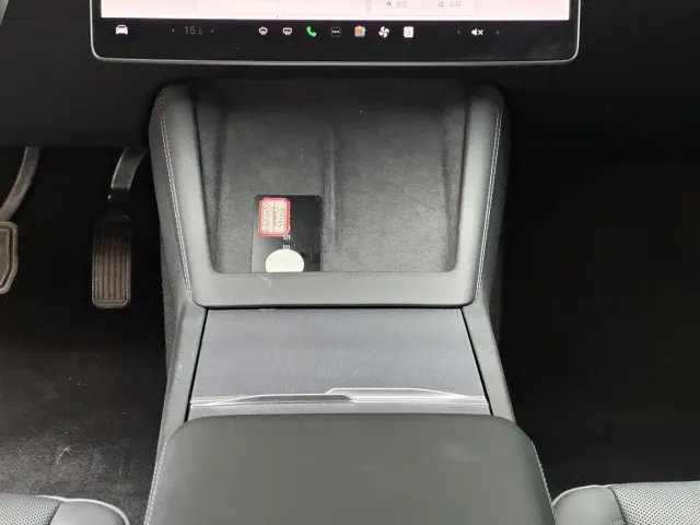 Tesla Model 3 — Фото автомобиля 12