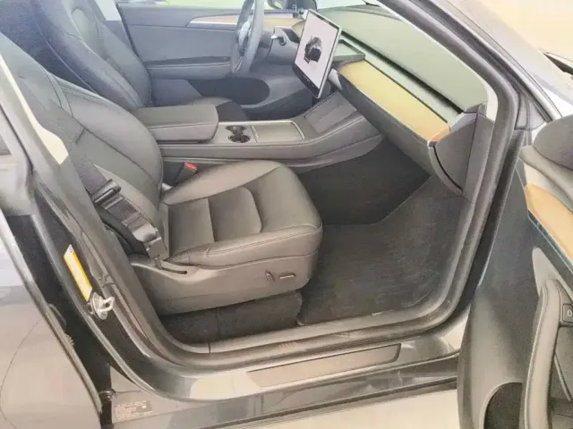 Tesla Model Y — Фото автомобиля 13