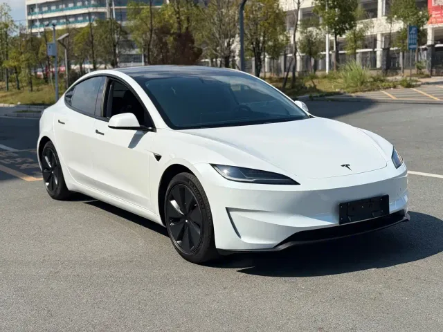 Tesla Model 3 — Фото автомобиля 3