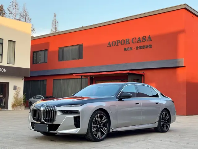 Фотография автомобиля — BMW i7