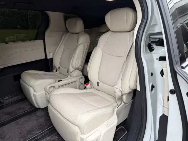 Toyota Sienna — Фото автомобиля 12