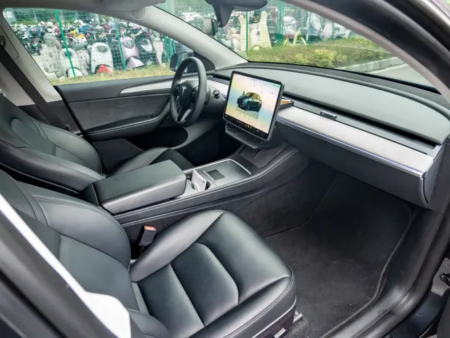 Tesla Model Y — Фото автомобиля 9