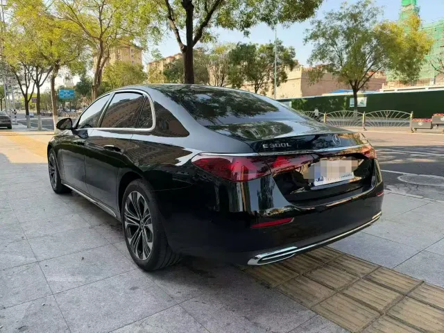 Mercedes-Benz E-Class — Фото автомобиля 3