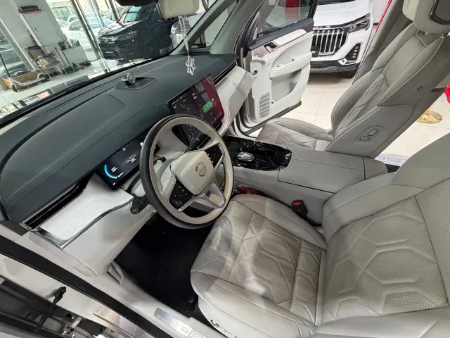 Volvo EM90 — Фото автомобиля 17