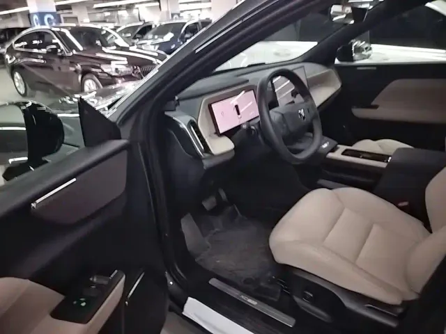 Volvo XC70 Plug-in Hybrid — Фото автомобиля 15