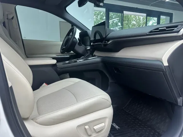 Toyota Sienna — Фото автомобиля 9