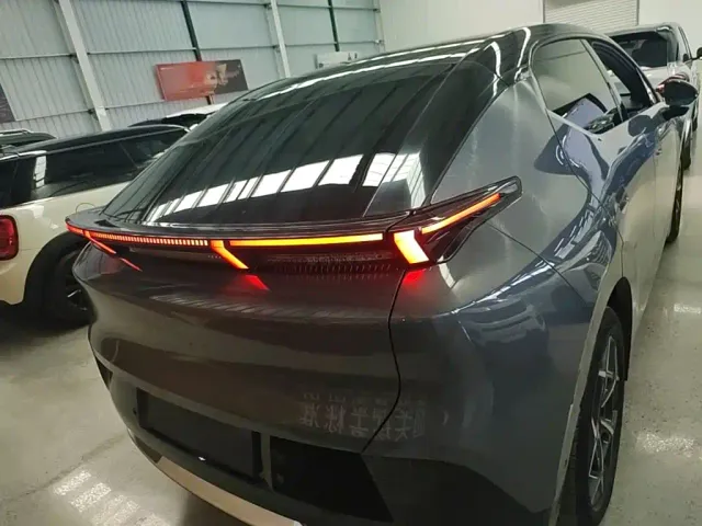 Lynk & Co Z20 — Фото автомобиля 5