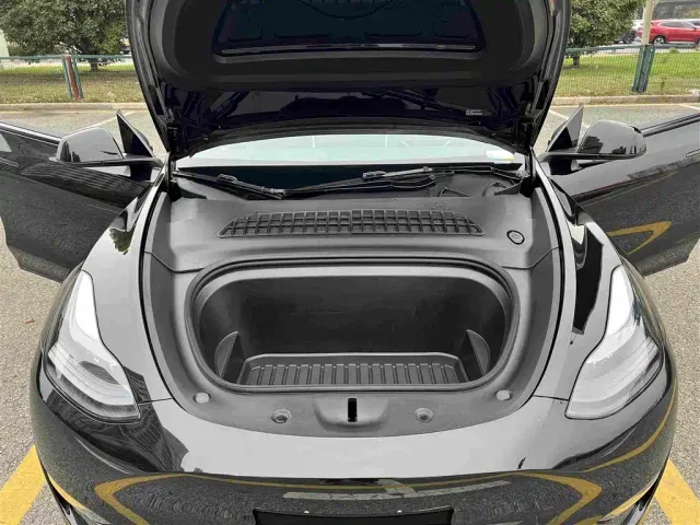 Tesla Model Y — Фото автомобиля 30